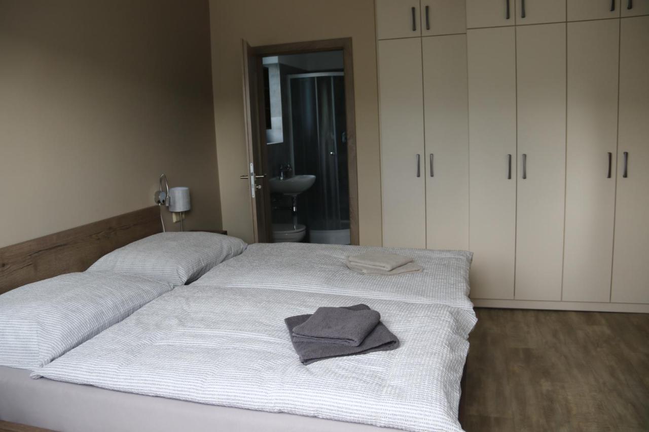 Apartmany Lama ฮราเดซ นาด โมราวิซี ภายนอก รูปภาพ